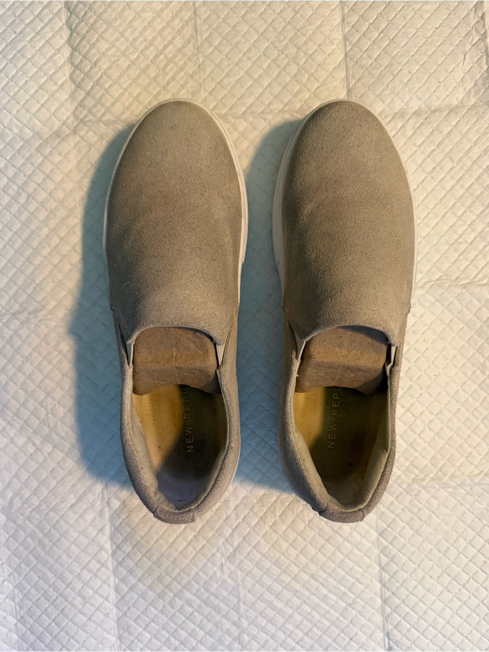 Great condition! NEW REPUBLIC Suede Platform Sneakers. Greyish-cream. 7.